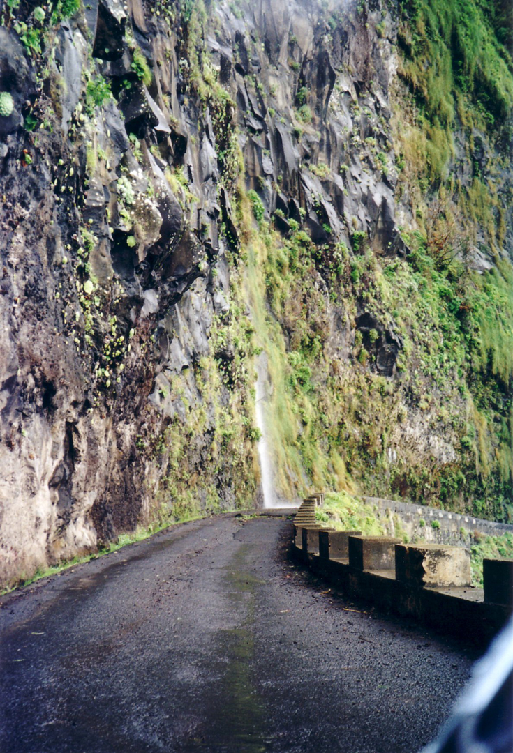 Küstenstraße im Norden von Madeira